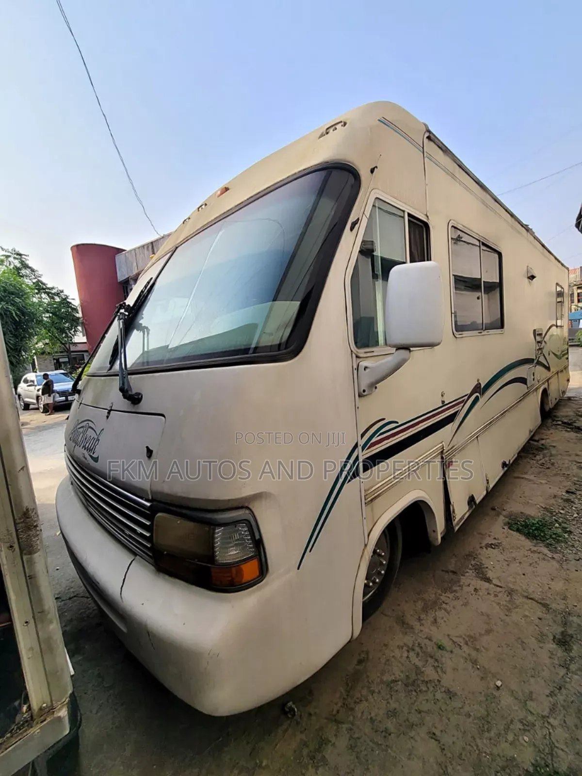 Bus 2010 White