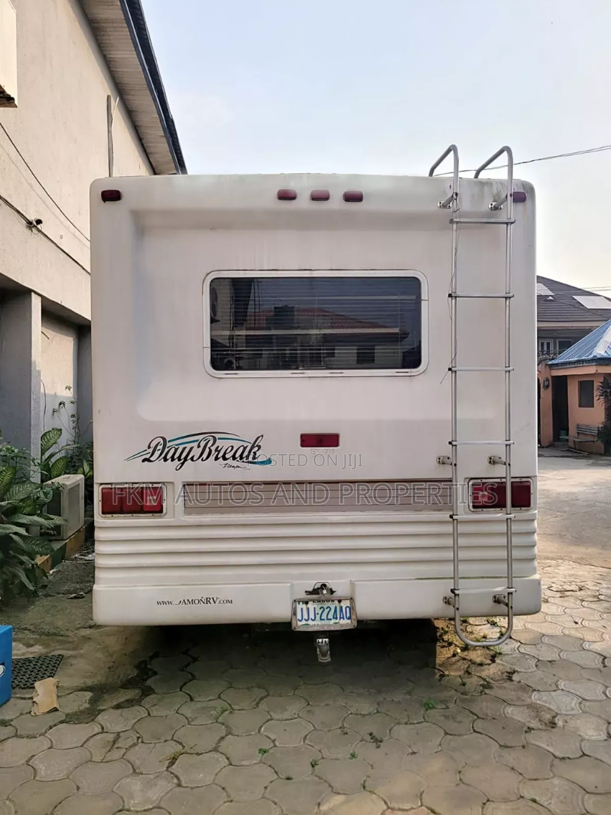 Bus 2010 White