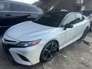Toyota Camry SE FWD (2.5L 4cyl 8AM) 2018 White