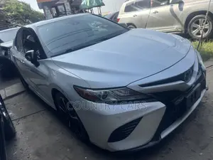 Toyota Camry SE FWD (2.5L 4cyl 8AM) 2018 White
