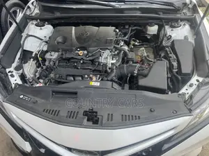 Toyota Camry SE FWD (2.5L 4cyl 8AM) 2018 White