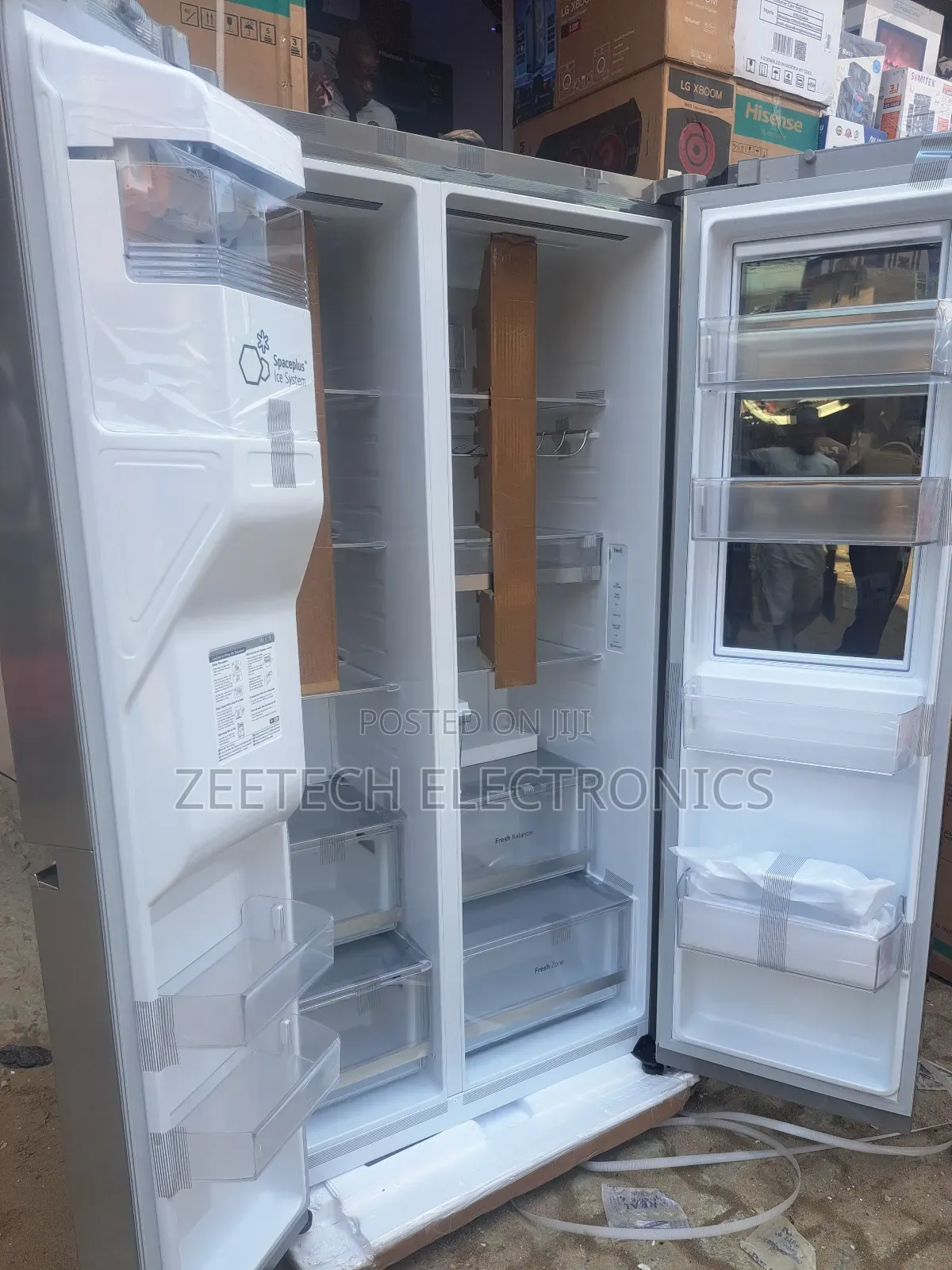 Lg Side-by-Side Refrigerator With Water and Ice Despenser
