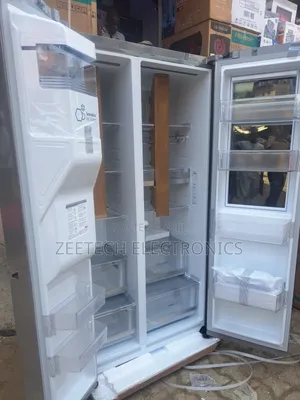 Lg Side-by-Side Refrigerator With Water and Ice Despenser