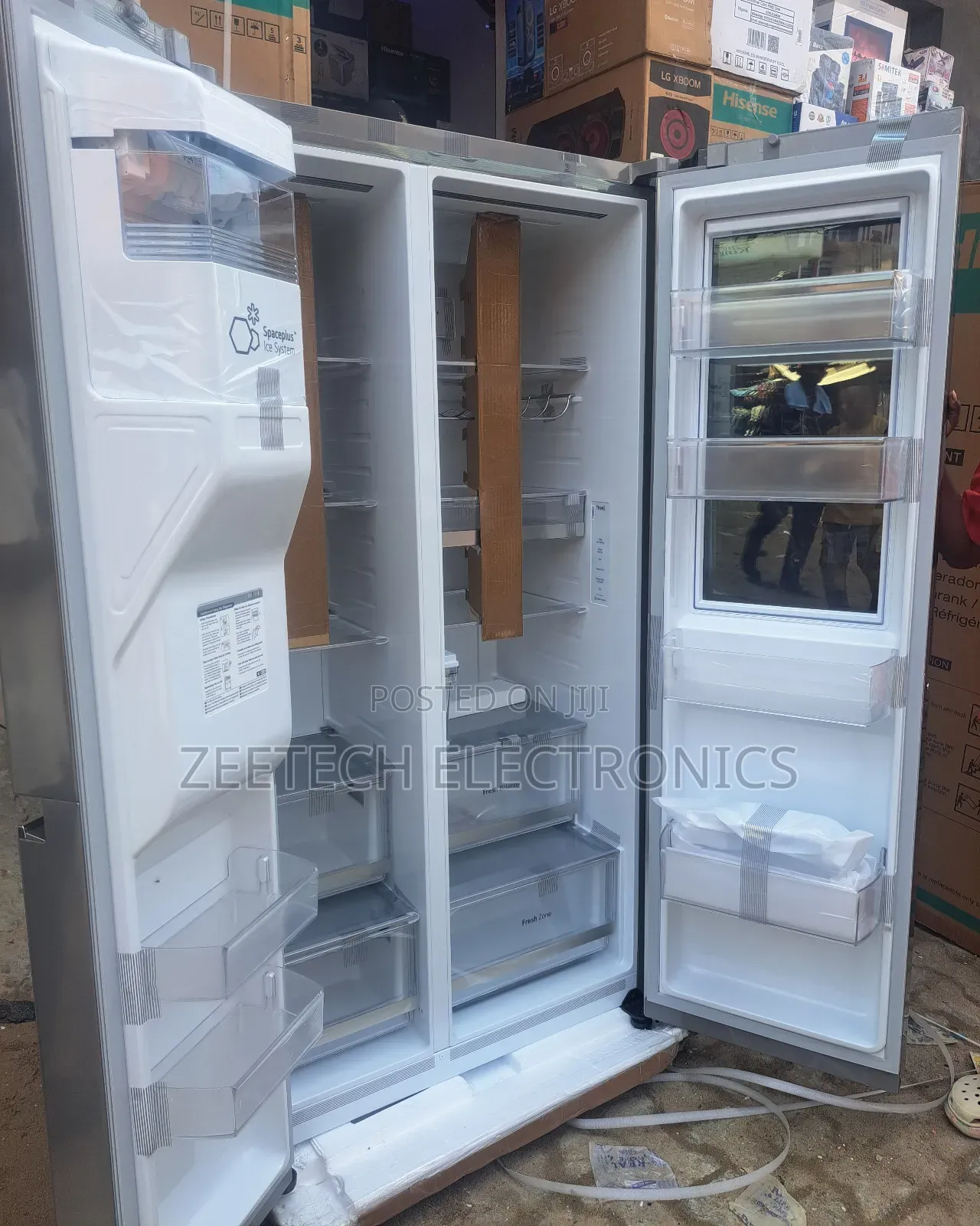 Lg Side-by-Side Refrigerator With Water and Ice Despenser