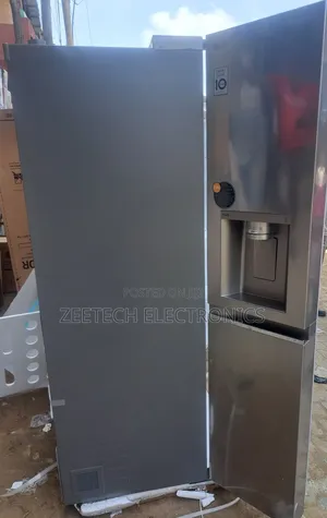 Lg Side-by-Side Refrigerator With Water and Ice Despenser