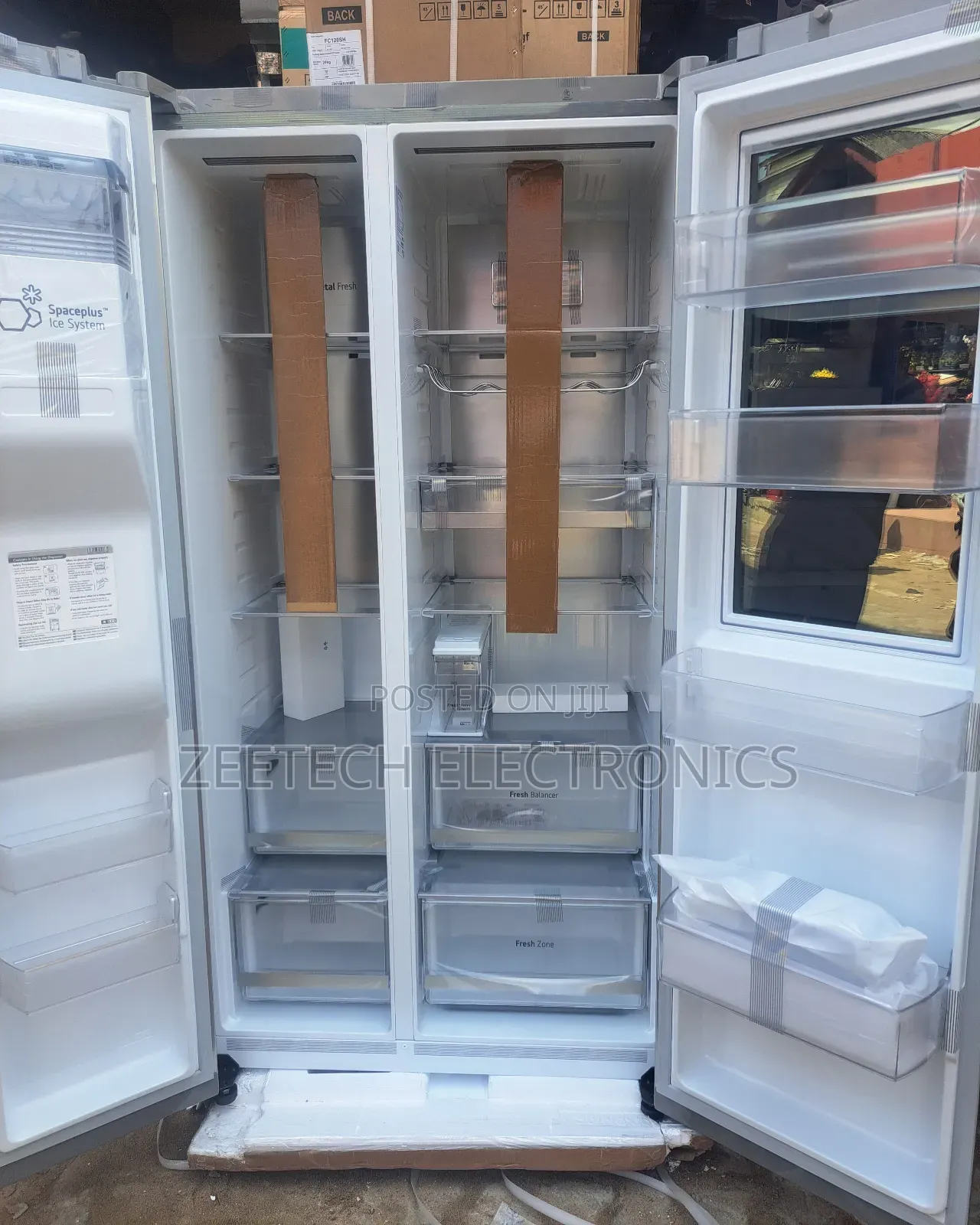 Lg Side-by-Side Refrigerator With Water and Ice Despenser