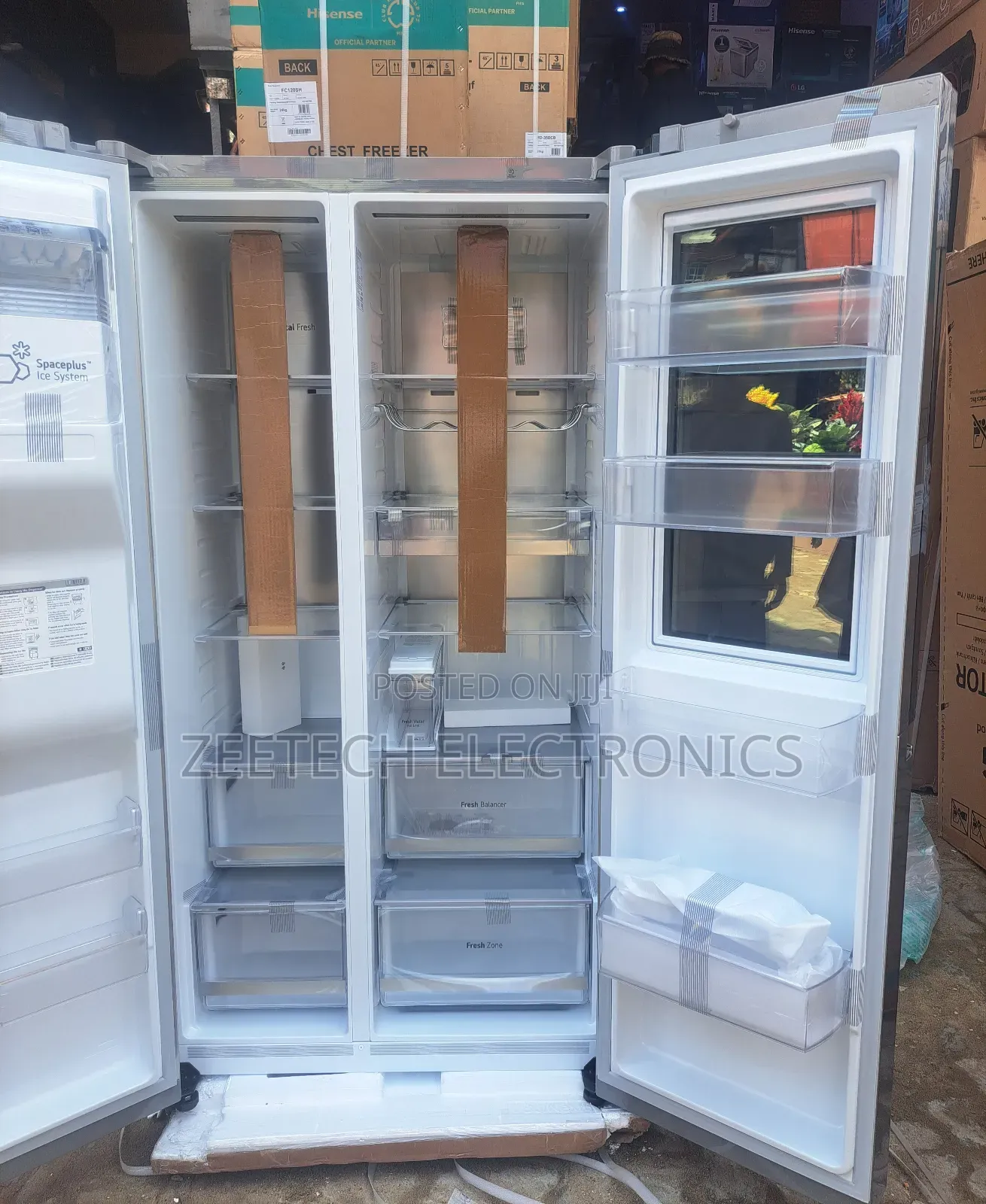 Lg Side-by-Side Refrigerator With Water and Ice Despenser