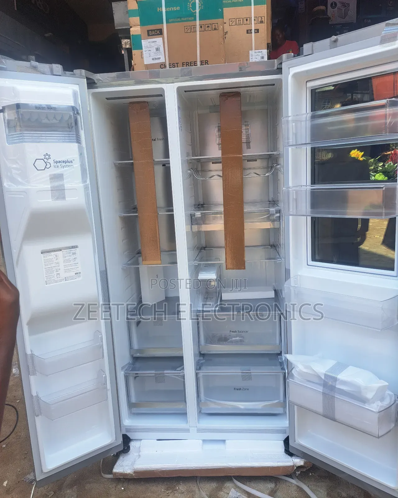 Lg Side-by-Side Refrigerator With Water and Ice Despenser