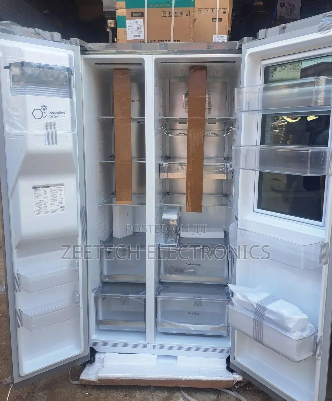 Lg Side-by-Side Refrigerator With Water and Ice Despenser