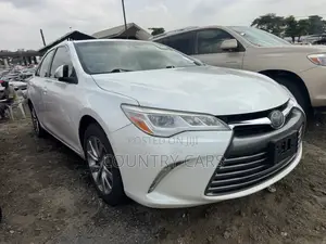 Toyota Camry XLE 4dr Sedan (3.5L 6cyl 6A) 2017 White