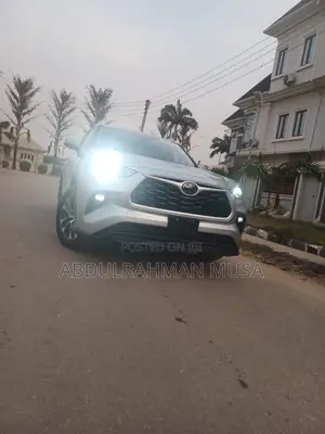 Toyota Highlander XLE 2021 Silver