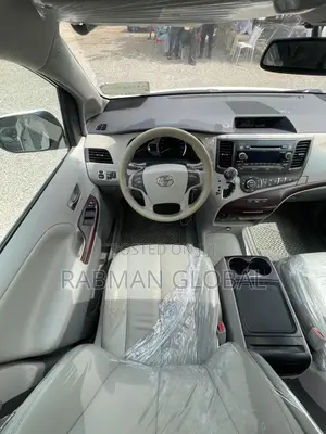 Toyota Sienna XLE 8 Passenger 2012 White