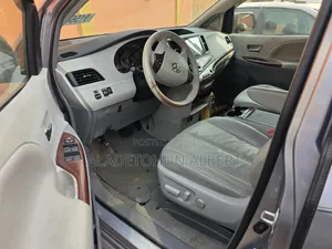 Toyota Sienna XLE AWD 7-Passenger 2013 Blue