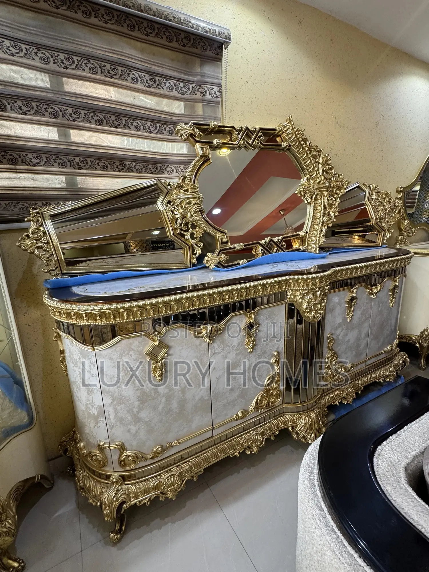 Royal Dining Console