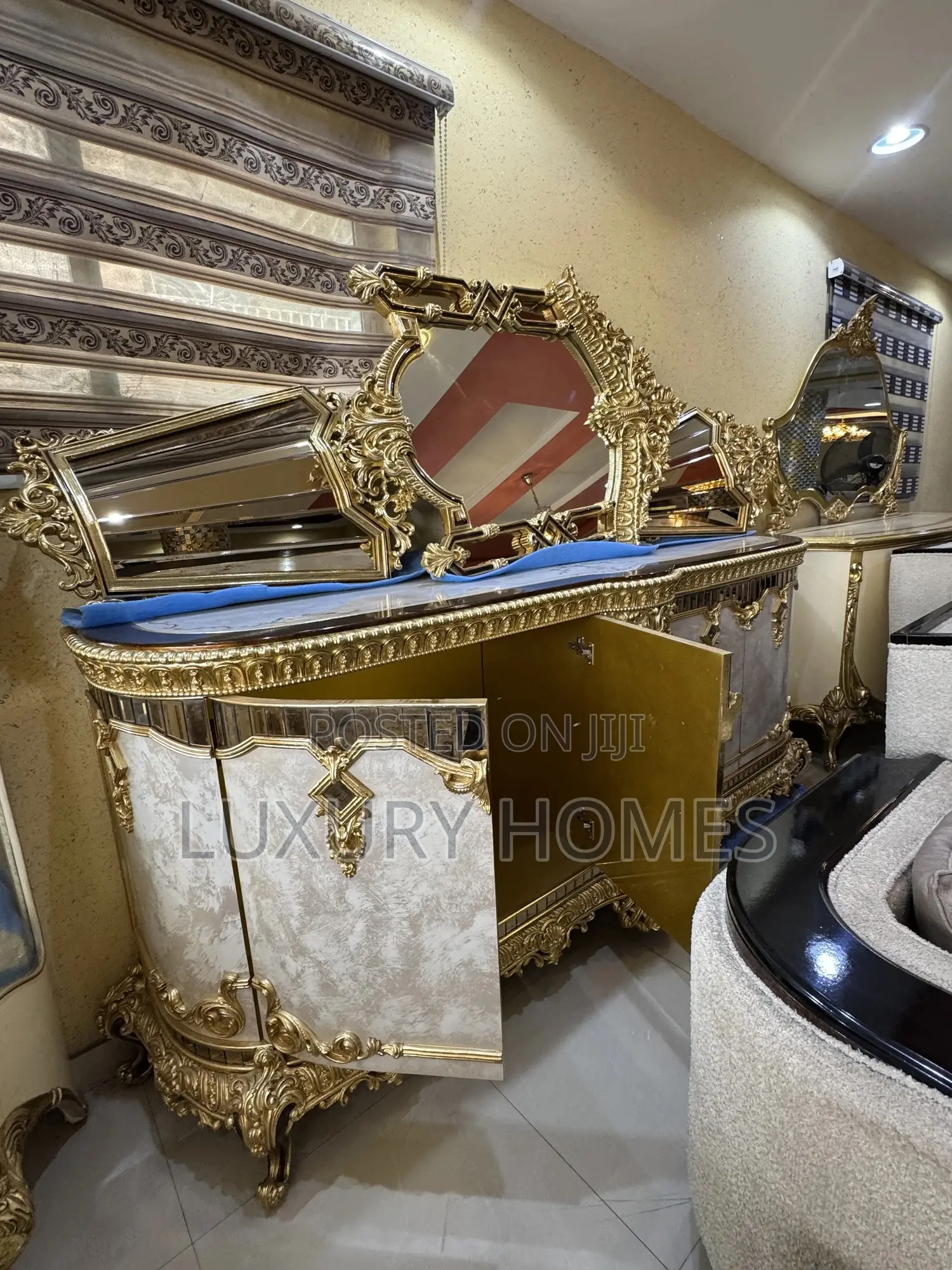 Royal Dining Console