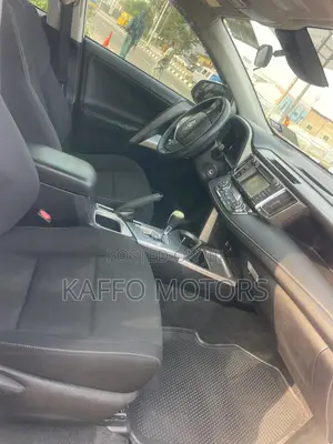 Toyota RAV4 XLE FWD (2.5L 4cyl 6A) 2017 White
