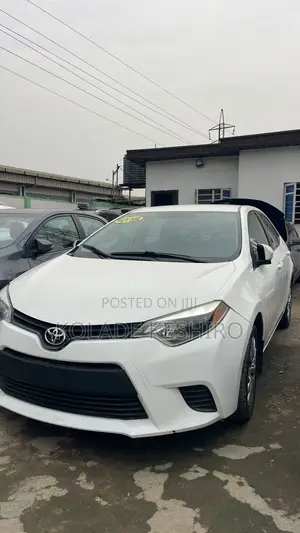 Toyota Corolla LE 4dr Sedan (1.8L 4cyl CVT) 2016 White
