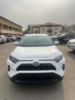 Toyota RAV4 XLE 2021 White