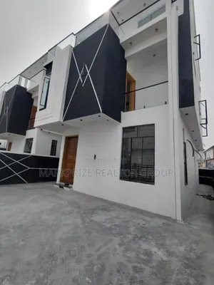 5bdrm Duplex in Chevron for sale