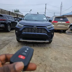 Toyota RAV4 Limited 2021 Blue
