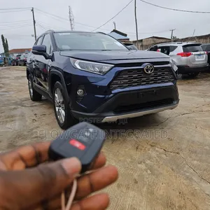 Toyota RAV4 Limited 2021 Blue