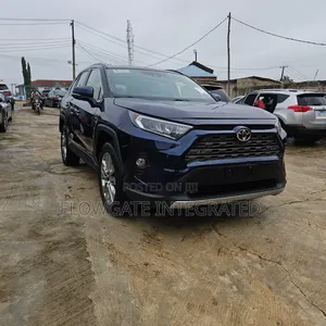 Toyota RAV4 Limited 2021 Blue