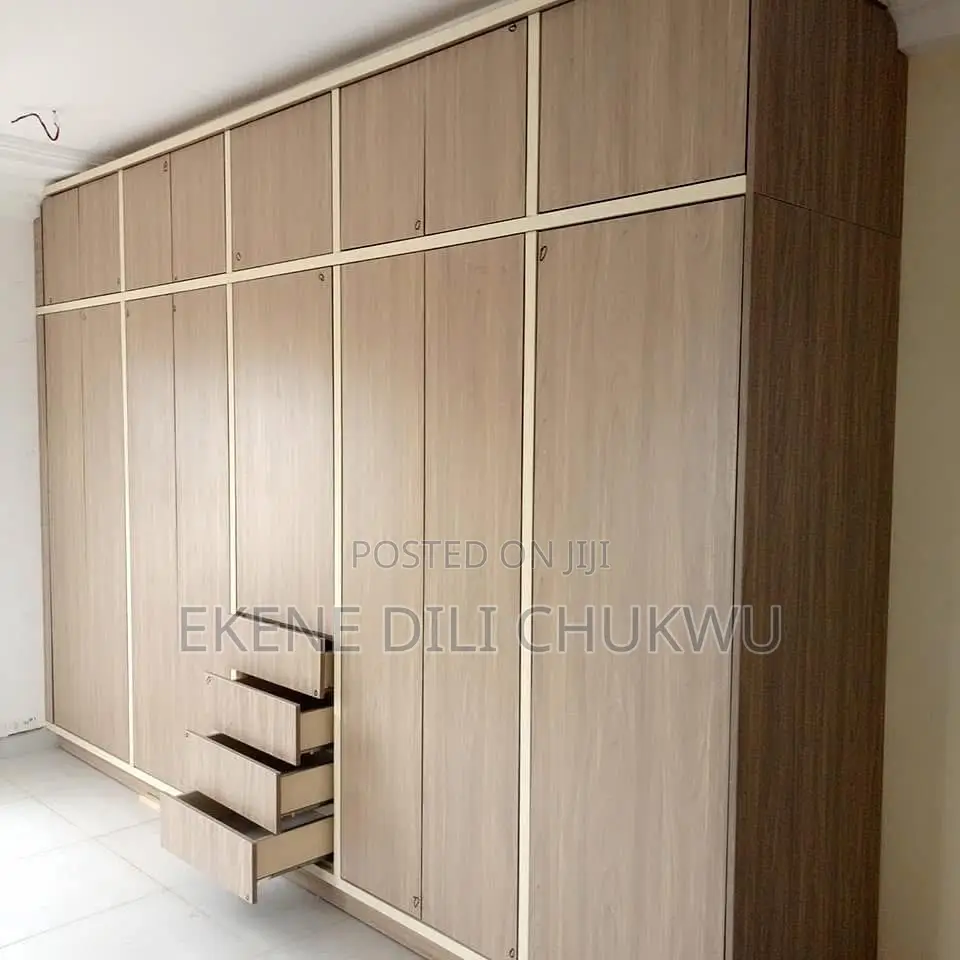 “Full-Option Modern Inbuilt Wardrobe With Top Bottom Profiles”