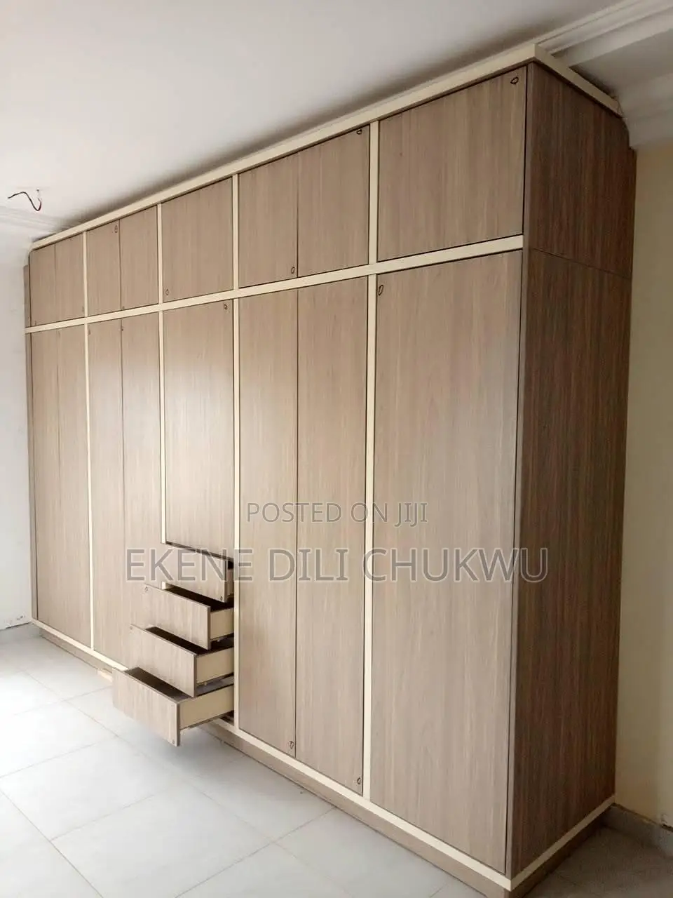 “Full-Option Modern Inbuilt Wardrobe With Top Bottom Profiles”