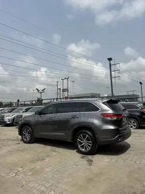 Toyota Highlander XLE 4x4 V6 (3.5L 6cyl 8A) 2018 Gray