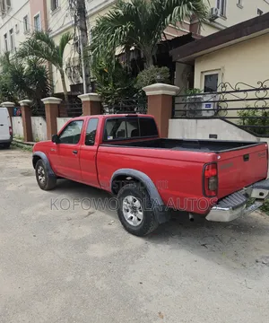 Nissan Frontier Desert Runner XE-V6 4x2 King Cab 116.1 in. WB 2000 Red