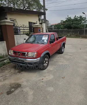 Nissan Frontier Desert Runner XE-V6 4x2 King Cab 116.1 in. WB 2000 Red