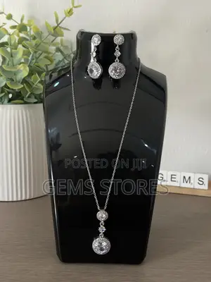Luxurious Silver Halo Crystal Pendant Earrings Jewelry Set