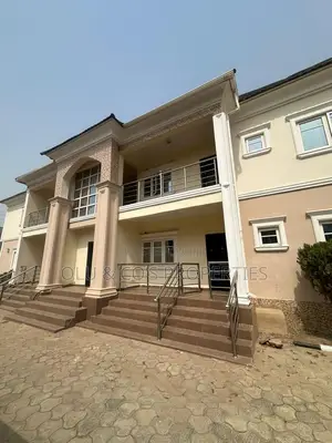 3bdrm Block of Flats in Residential Area, Apo District for rent