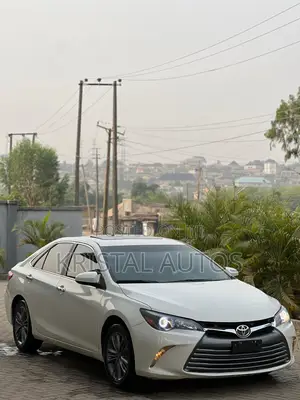Toyota Camry SE 4dr Sedan (2.5L 4cyl 6A) 2015 White