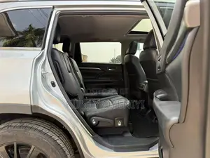 Toyota Highlander SE 2019 Silver