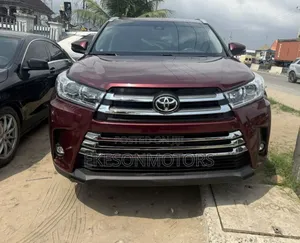 Toyota Highlander XLE 4x4 V6 (3.5L 6cyl 8A) 2017 Red
