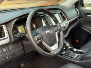 Toyota Highlander Limited Platinum 4dr SUV AWD (3.5L 6cyl 6A) 2015 Gray