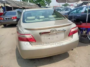 Toyota Camry LE 4dr Sedan (2.4L 4cyl 5A) 2009 Gold
