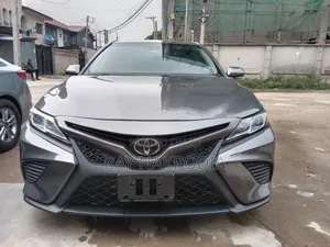 Toyota Camry SE FWD (2.5L 4cyl 8AM) 2018 Gray