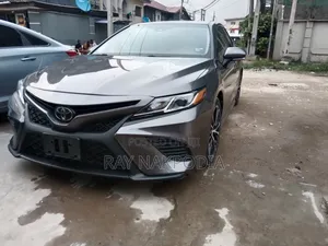 Toyota Camry SE FWD (2.5L 4cyl 8AM) 2018 Gray