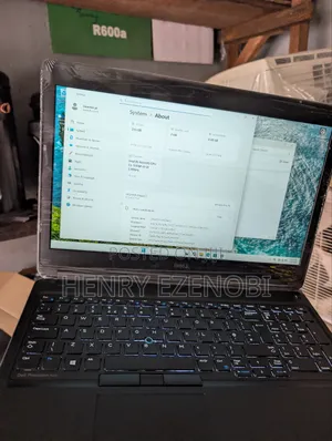 Laptop Dell Precision 7510 8GB Intel Xeon HDD+SSD 256GB