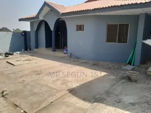 8bdrm Bungalow in Orange Gate Estate for sale