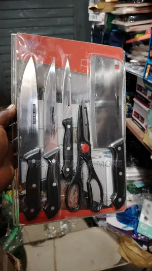 Set of Knives With Chopping Board