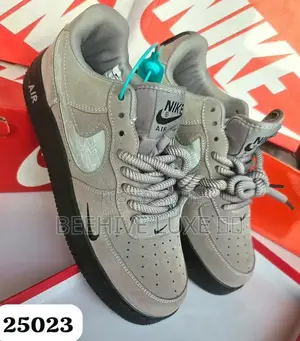 Sneakers (Nike)