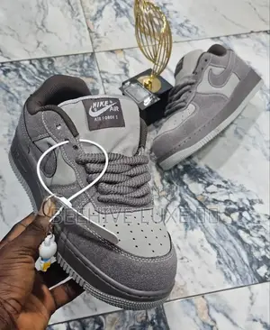 Sneakers (Nike)