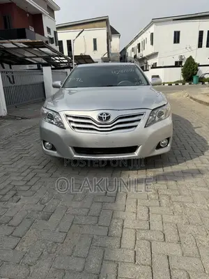 Toyota Camry XLE V6 4dr Sedan (3.5L 6cyl 6A) 2011 Silver
