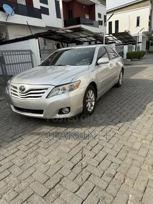 Toyota Camry XLE V6 4dr Sedan (3.5L 6cyl 6A) 2011 Silver