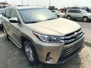 Toyota Highlander Limited 4dr SUV AWD (3.5L 6cyl 6A) 2015 Gold