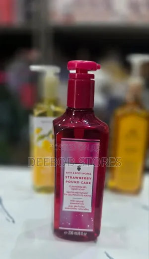 Bath Body Works Strawberry Pound Cake Hand Soap 250ml