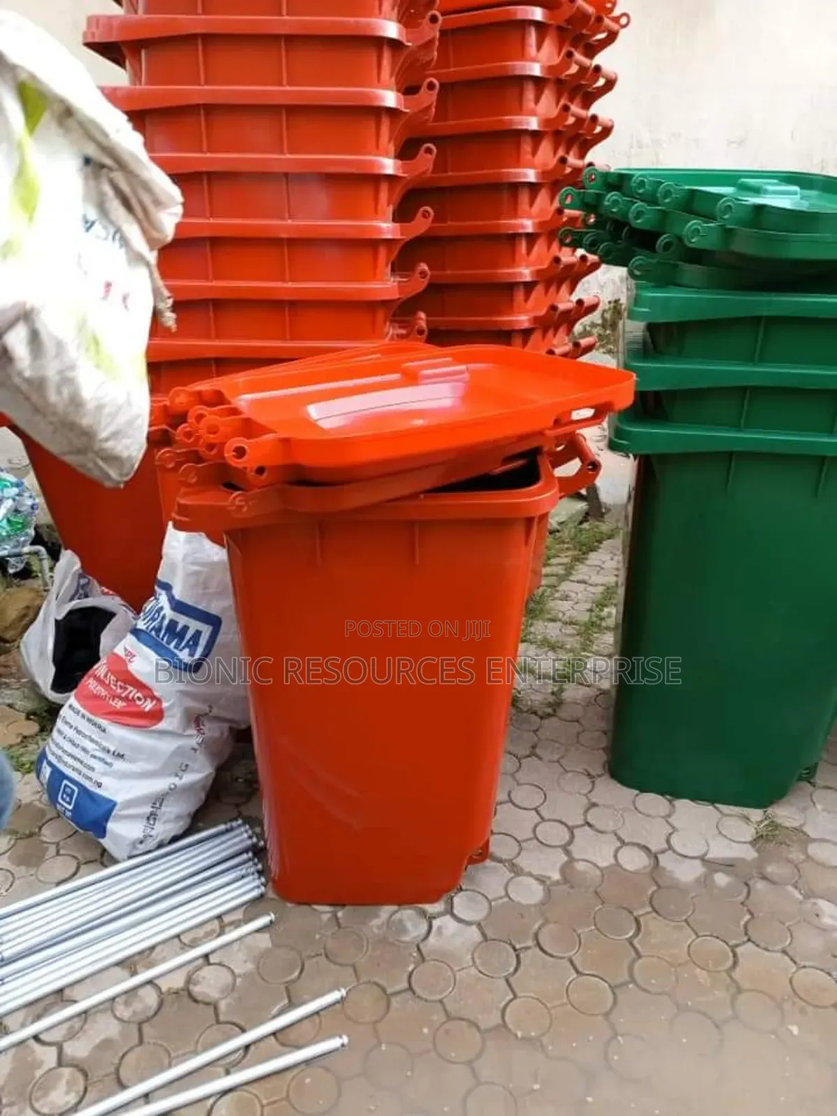 Covered Trash Can 240 Liters